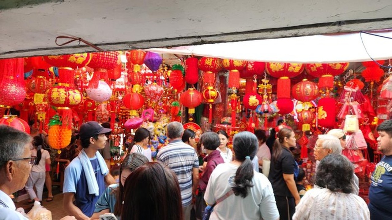 Jelang Imlek 2026, Glodok Dibanjiri Pembeli Pernak-pernik Merah dan Emas