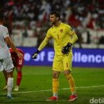 Simon Tahamata Sambut Kepindahan Maarten Paes ke Ajax: Senang untuk Sang Anak