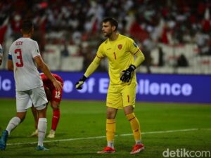 Simon Tahamata Sambut Kepindahan Maarten Paes ke Ajax: Senang untuk Sang Anak