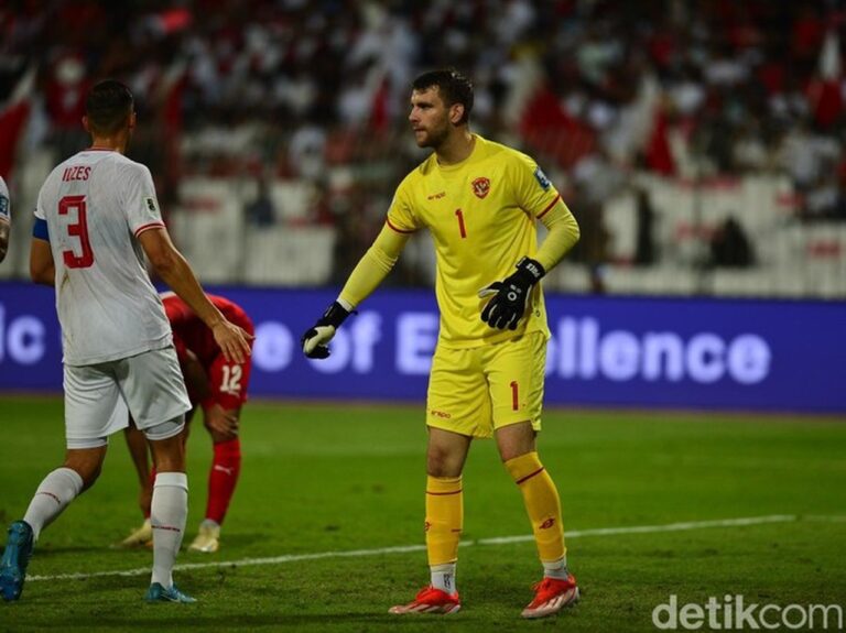 Simon Tahamata Sambut Kepindahan Maarten Paes ke Ajax: Senang untuk Sang Anak