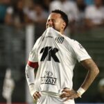 Neymar Kembali Merumput Usai Cedera, Langsung Disambut Tekel Keras Rafael Ramos