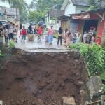 Jembatan Tua 31 Tahun di Pandeglang Ambruk Akibat Hujan Deras, Akses Empat Desa Terputus