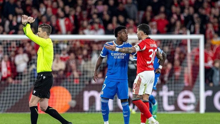 Gesture X Wasit Saat Vinicius Jr Lapor Rasisme: Ini Makna dan Protokol FIFA
