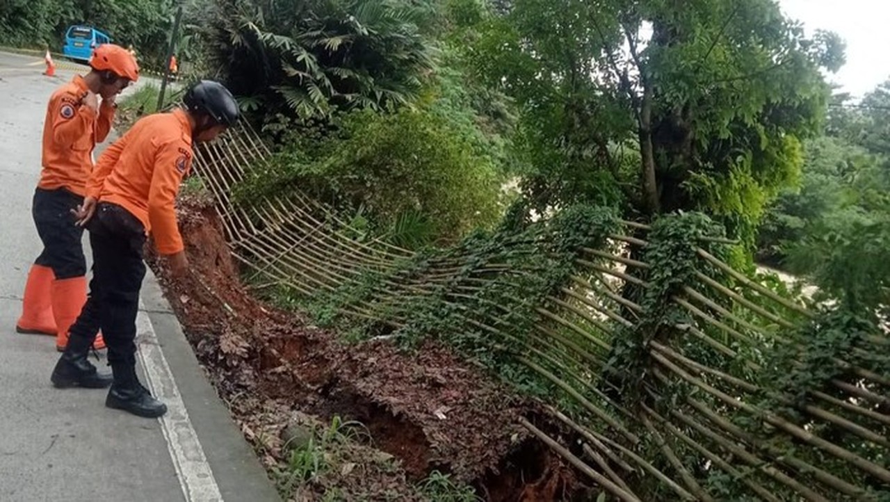 Tebing 20 Meter Longsor di Jasinga-Bogor, Akses Jalan Ditutup Sebagian