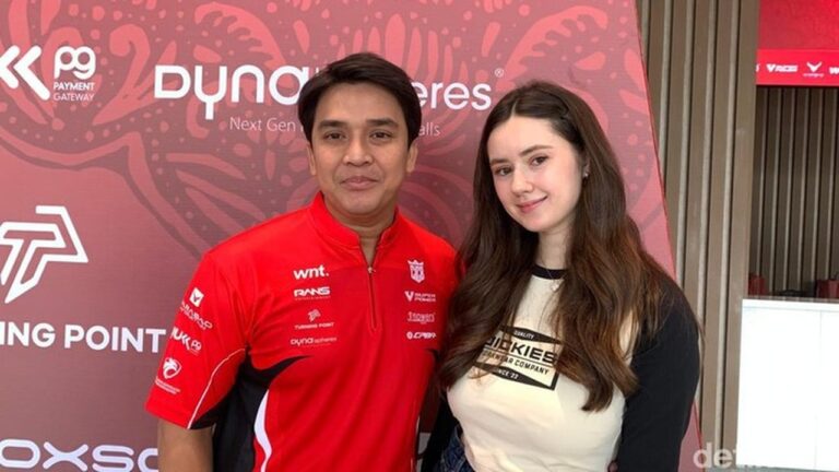 Billy Syahputra Ziarahi Makam Olga Syahputra Bersama Buah Hati Pertamanya Billy Syahputra Ziarahi Makam Olga Syahputra Bersama Buah Hati Pertamanya