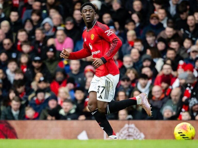 Michael Carrick: Kobbie Mainoo Tak Sulit Dipilih Jadi Starter Manchester United