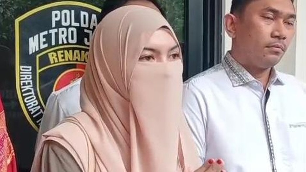Wardatina Mawa Tanggapi Anggapan Jadi Selebritas di Tengah Konflik Perselingkuhan Inara Rusli Wardatina Mawa Tanggapi Anggapan Jadi Selebritas di Tengah Konflik Perselingkuhan Inara Rusli