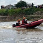 Pria Jatuh ke Kali Bekasi, Tim SAR Gabungan Lakukan Pencarian Intensif di Sukamekar