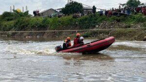 Pria Jatuh ke Kali Bekasi, Tim SAR Gabungan Lakukan Pencarian Intensif di Sukamekar