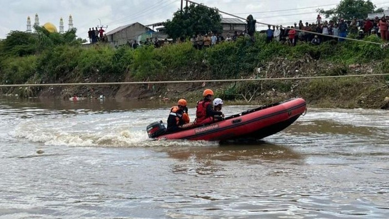 Pria Jatuh ke Kali Bekasi, Tim SAR Gabungan Lakukan Pencarian Intensif di Sukamekar