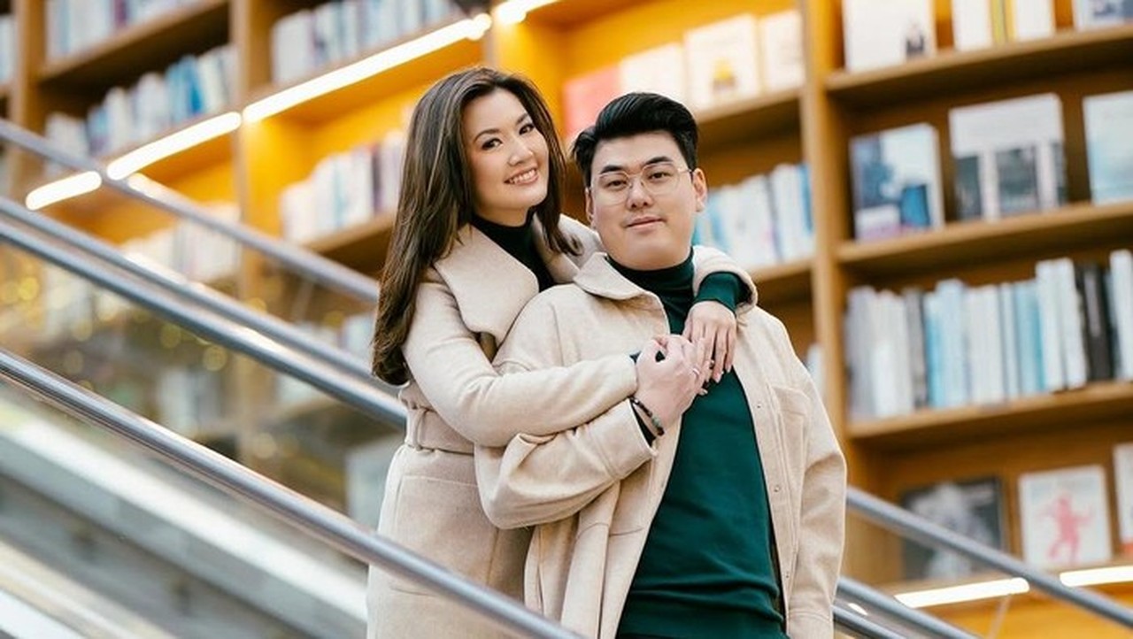 Asty Ananta Rela Terbentur Meja Demi Konten Viral Bersama Suami Asty Ananta Rela Terbentur Meja Demi Konten Viral Bersama Suami