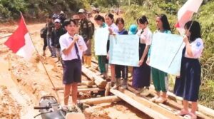Siswa Kaltara Protes Jalan Rusak: Prioritaskan Perbaikan Infrastruktur, Bukan Makanan Bergizi Gratis