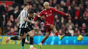 Rooney: Performa Ekitike Bisa Buat Isak Khawatir Saat Kembali ke Liverpool