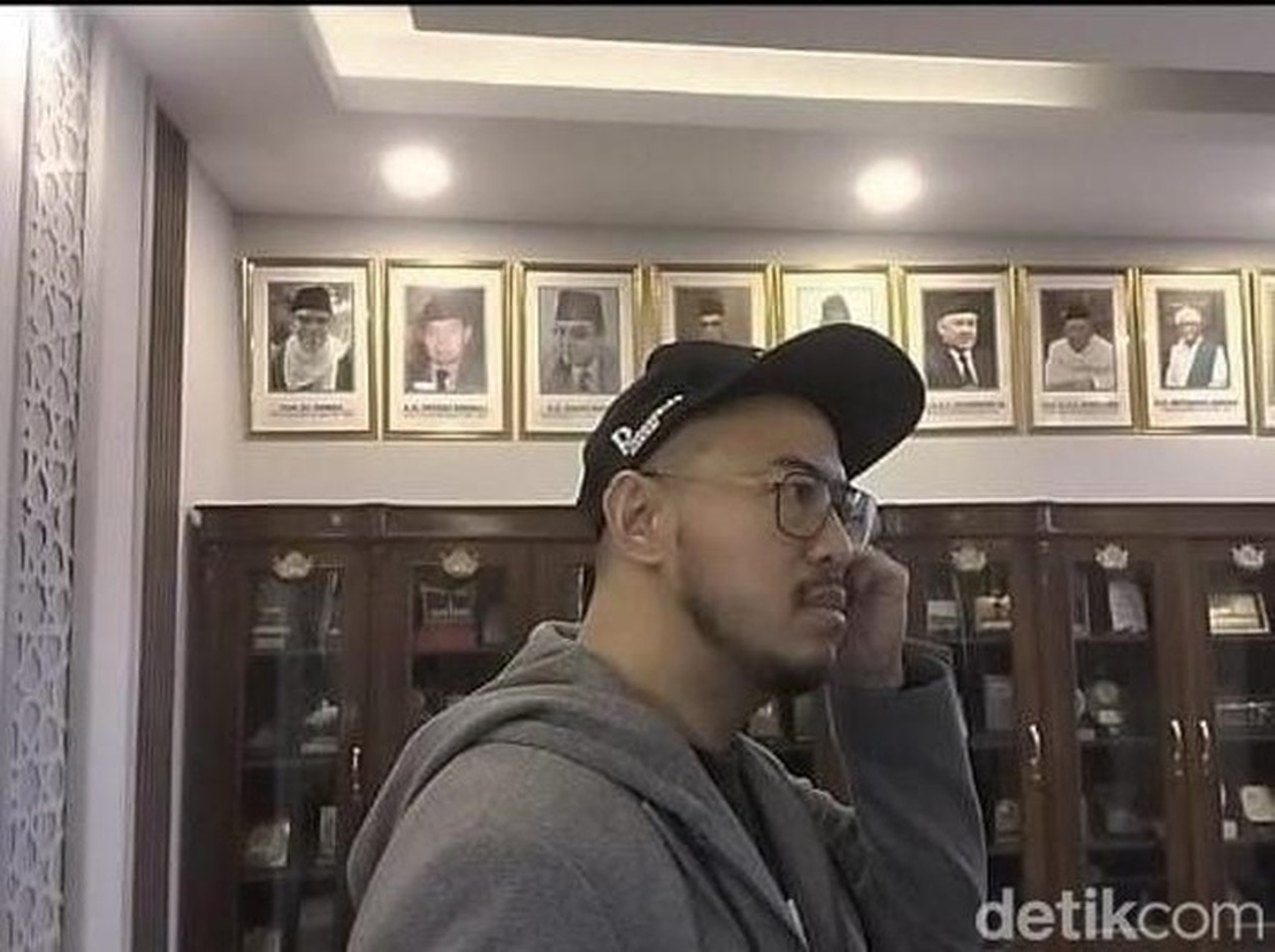 Pandji Pragiwaksono Temui MUI Bahas Polemik Materi Stand-Up Comedy ‘Mens Rea’ Pandji Pragiwaksono Temui MUI Bahas Polemik Materi Stand-Up Comedy ‘Mens Rea’