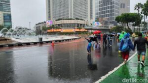 Warga Tetap Berolahraga di CFD HI Meski Hujan Deras, ‘Biar Sekalian Basah’