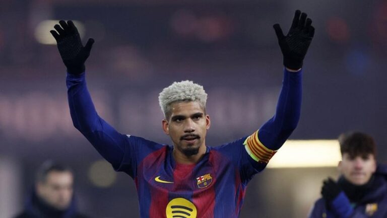 Gol Perdana Usai Sabatikal, Araujo Peluk Erat Pelatih Barcelona Hansi Flick