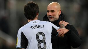 Guardiola Tertangkap Basah Ngobrol dengan Tonali, Masa Depan Gelandang Newcastle Makin Dipertanyakan