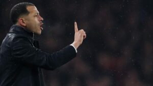 Liam Rosenior Tak Peduli Kritik Taktik Chelsea Usai Dikalahkan Arsenal
