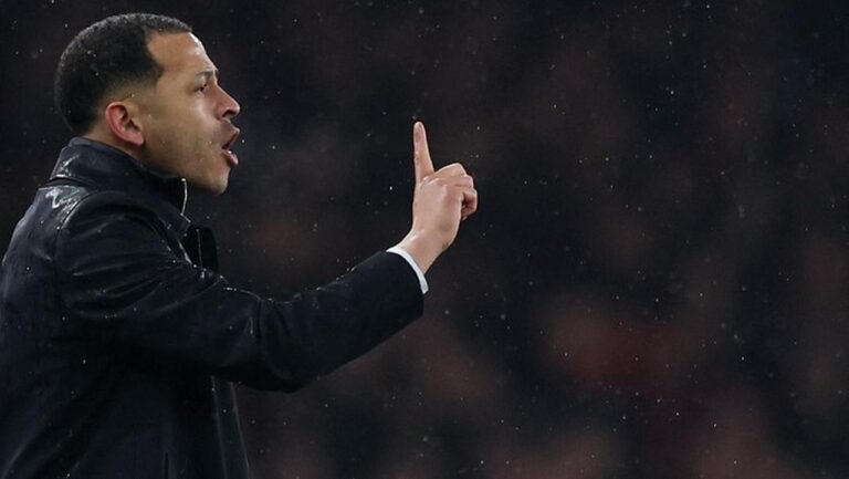 Liam Rosenior Tak Peduli Kritik Taktik Chelsea Usai Dikalahkan Arsenal Liam Rosenior Tak Peduli Kritik Taktik Chelsea Usai Dikalahkan Arsenal
