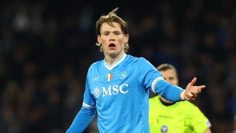 Scott McTominay: Mesin Napoli yang Tak Kenal Lelah di Tengah Badai Cedera Scott McTominay: Mesin Napoli yang Tak Kenal Lelah di Tengah Badai Cedera