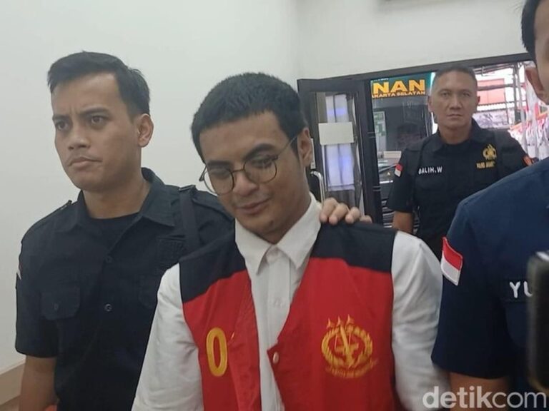 Keluarga Rutin Jenguk Vadel Badjideh di Lapas Cipinang, Bawa Makanan Favorit