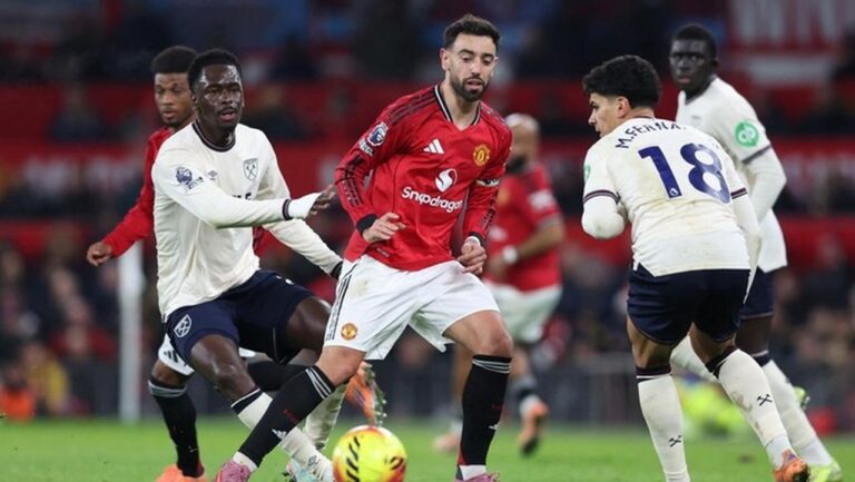 Jelang West Ham vs Man Utd: Michael Carrick Ingatkan Skuadnya Agar Tak Lengah Hadapi The Hammers