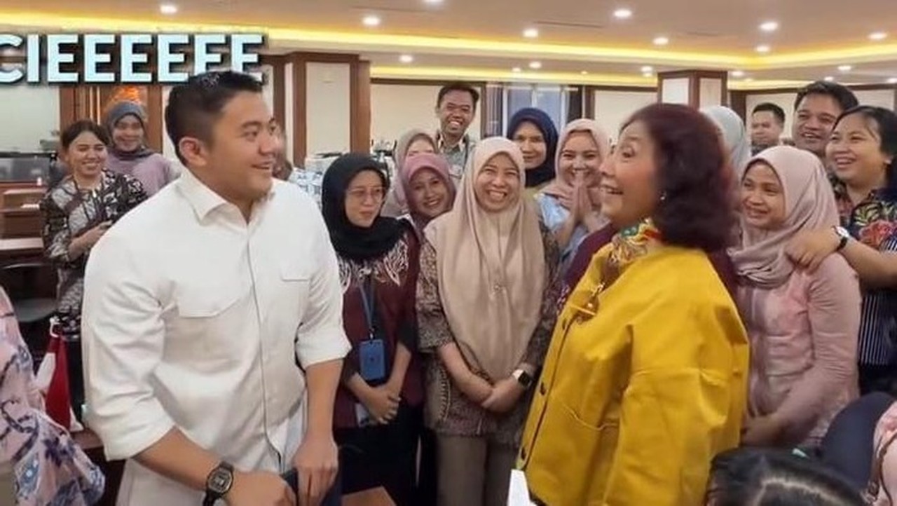 Susi Pudjiastuti Kunjungi Seskab Teddy, Bawa Cokelat dan Ciptakan Suasana Penuh Tawa